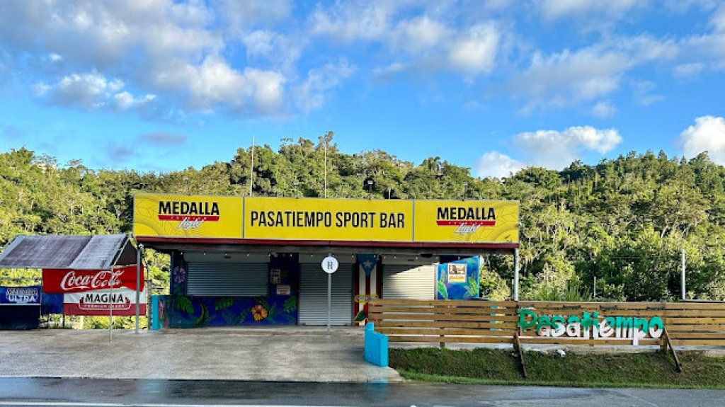  Guardia penal tira dos tiros al aire luego que le dieran un botellazo en negocio de Barranquitas 