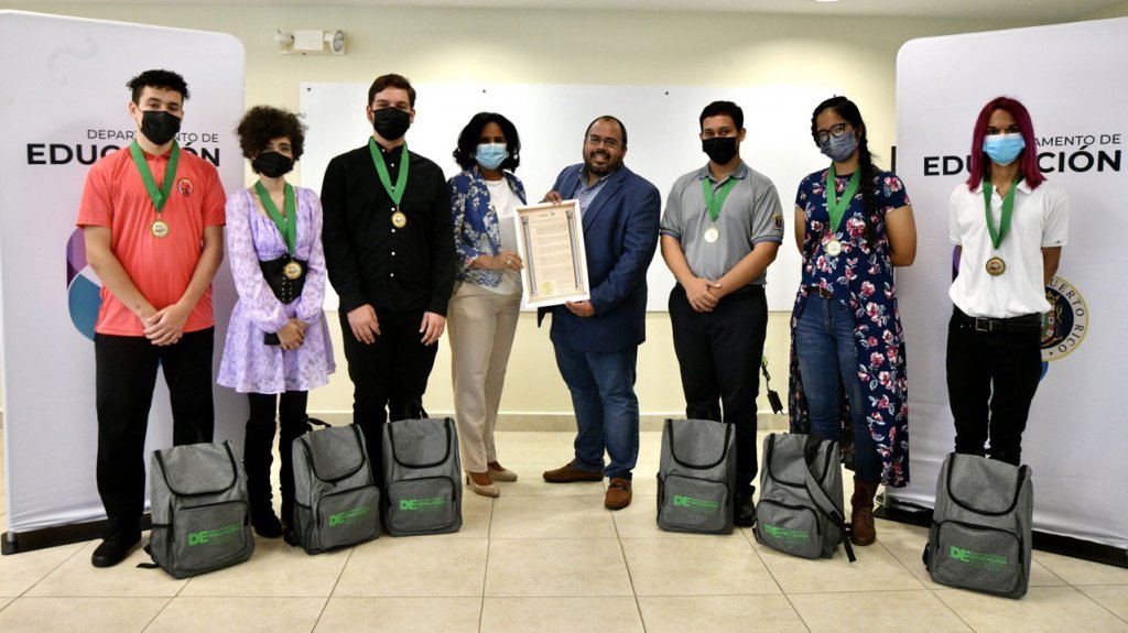  Reconocen a 17 estudiantes con puntuación perfecta de inglés en College Board 