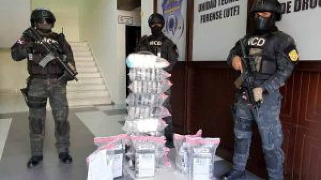  Sorprendidos dos sujetos transportando 79 paquetes de cocaína en un saco escondido a bordo de un vehículo de lujo 