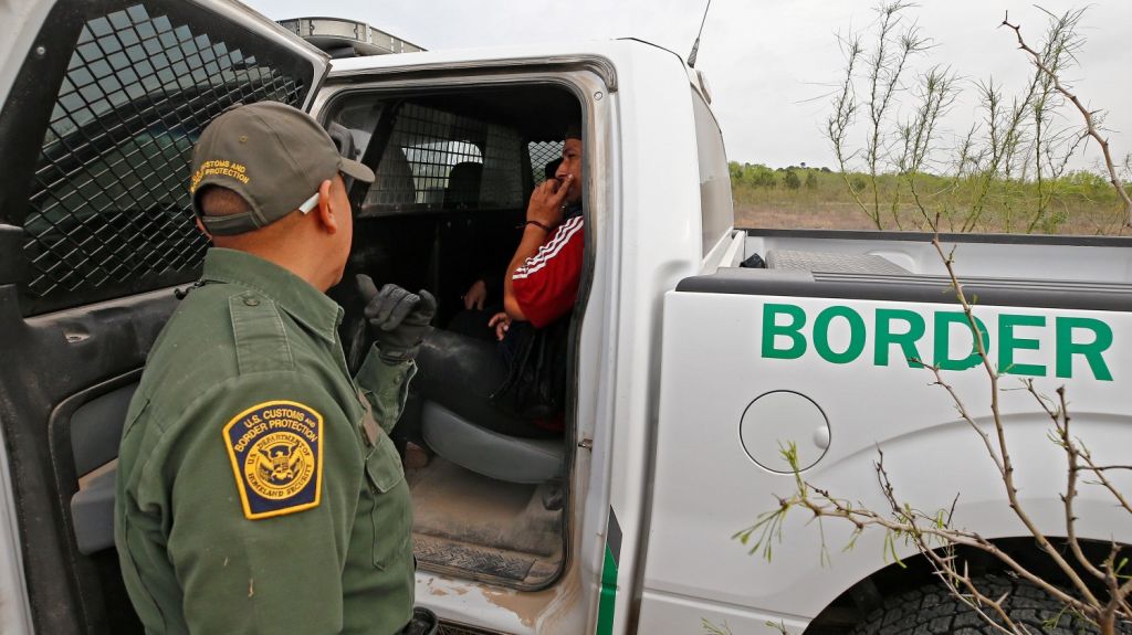  El Gobierno aprueba almacenar muestras de ADN de los indocumentados detenidos 