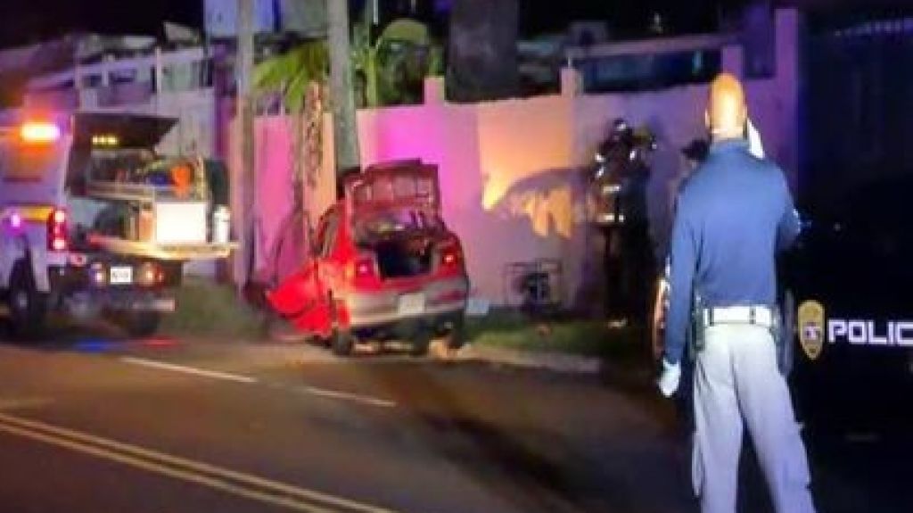  Video: Identifican jovencita de 19 a&ntilde;os que choc&oacute; anoche con una palma en Carolina, ella result&oacute; herida y un hombre muerto 