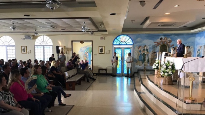 Video: Vicepresidente de EEUU arriba a la Isla y acude a iglesia en Carolina