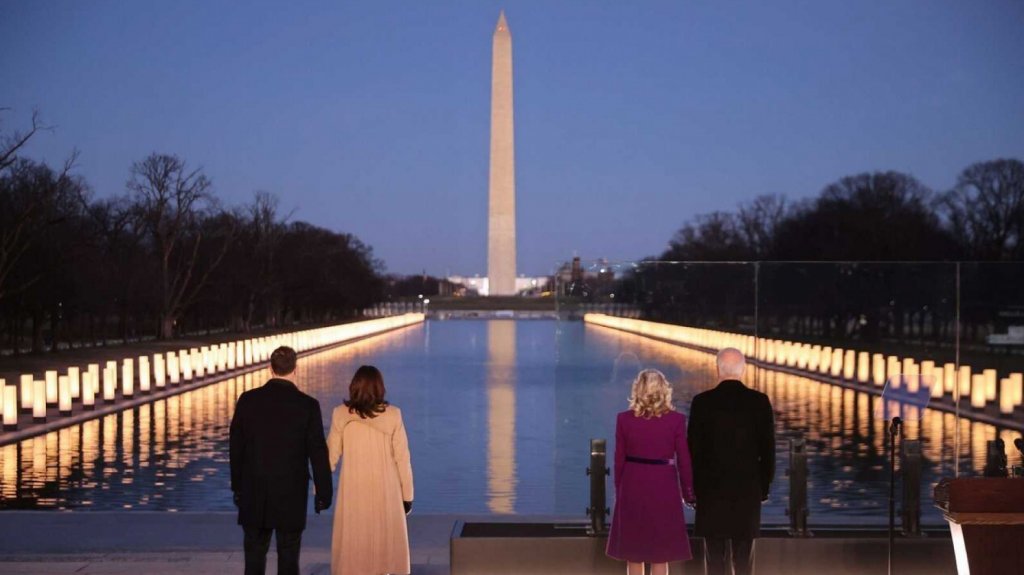  Biden y Harris homenajean a los 400.000 muertos por la pandemia en EE.UU. 
