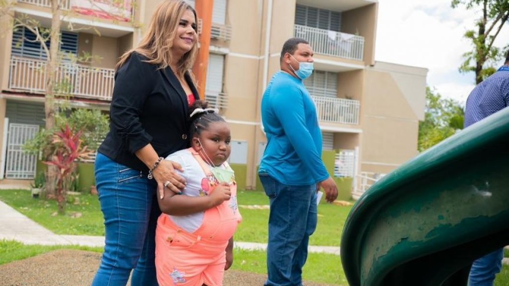  Senadora Jim&eacute;nez Santoni busca mejorar las condiciones de vida en residencial Los Rosales 