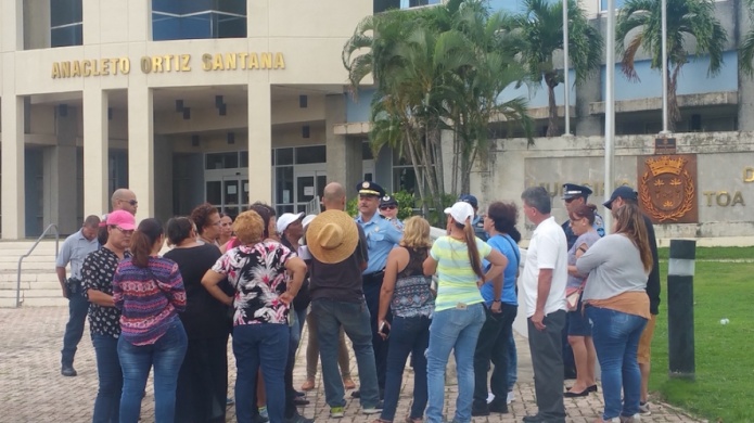 Empleados del municipio de Toa Baja realizan manifestaciÃ³n frente a alcaldÃ­a para pedir pago de quincena