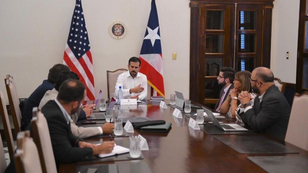  Gobernador &ldquo;Pichea&rdquo; y sigue aprobando leyes convierte en ley medidas en beneficio de la Polic&iacute;a 