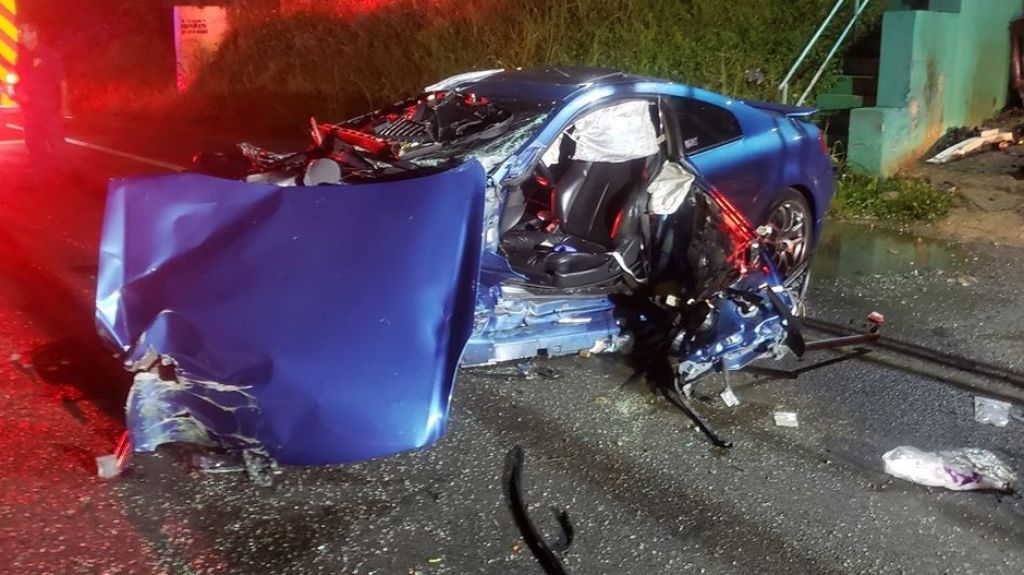  Fotos: Rescatan conductor que qued&oacute; pillado en accidente de auto en Aguadilla 