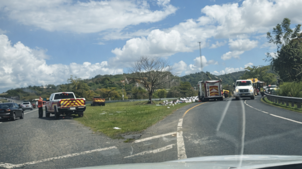  Cierre temporal en la Ruta 66 tras descarga de basura de cami&oacute;n en Carolina 