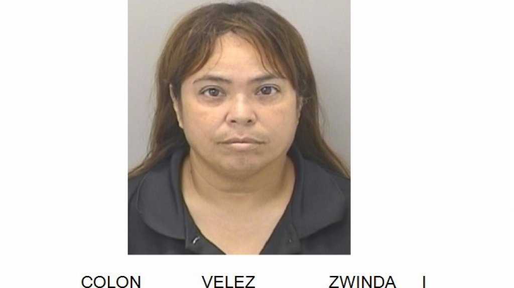  Por poco atropella una persona en calle Loíza, la persona le dijo que tuviera más cuidado y se bajo y le dio con una sombrilla 