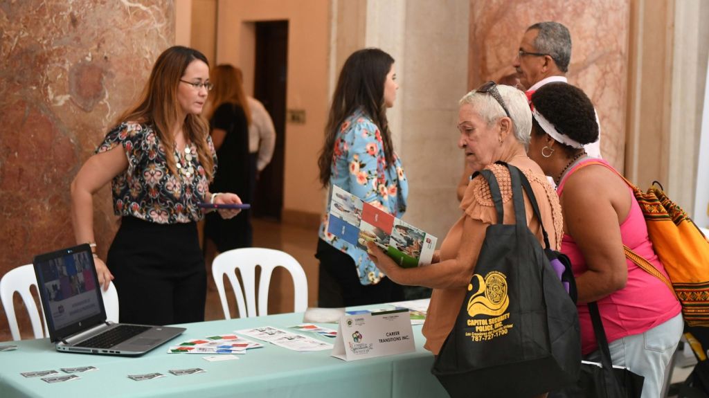  Cientos de adultos mayores buscan integrarse en la fuerza laboral 
