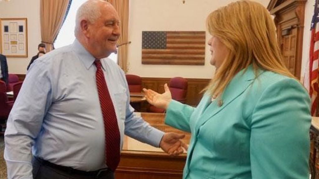  Jenniffer Gonz&aacute;lez se re&uacute;ne con secretario de Agricultura federal para desembolso de fondos de municipios y agricultores&nbsp; 