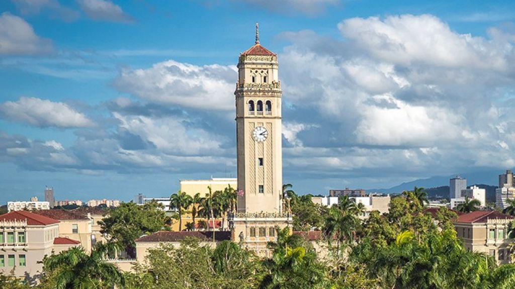  Le roban a universitario su mochila con sus libros y libretas 