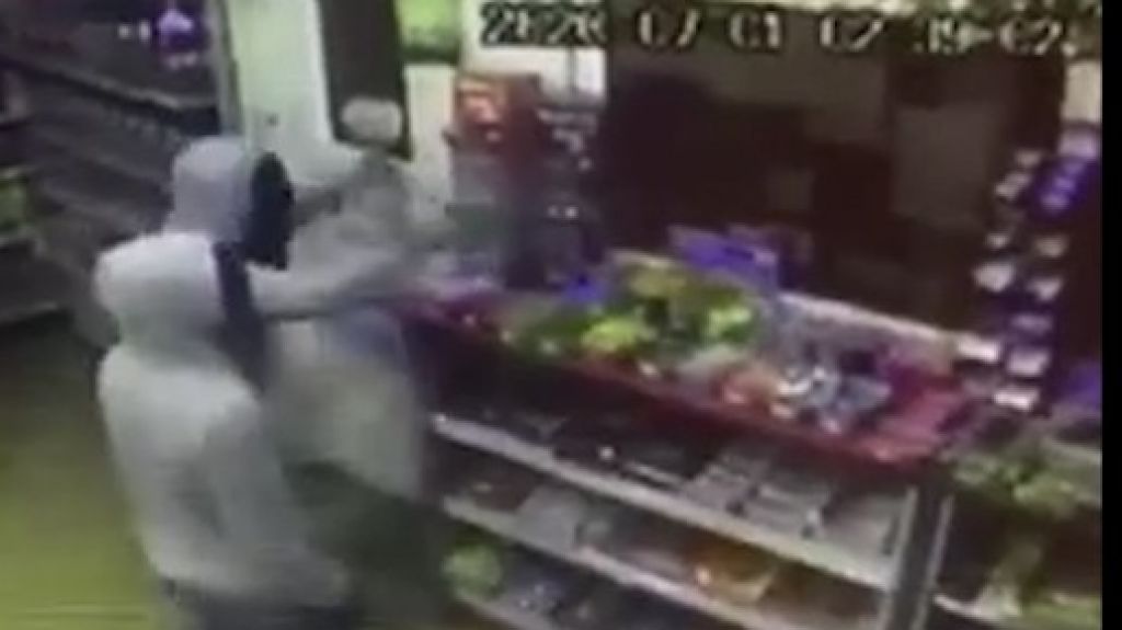  Video muestra como 3&ldquo;Cacos&rdquo; fueron a robar gasolinera de Corozal, pero la cajera fue mas inteligente 