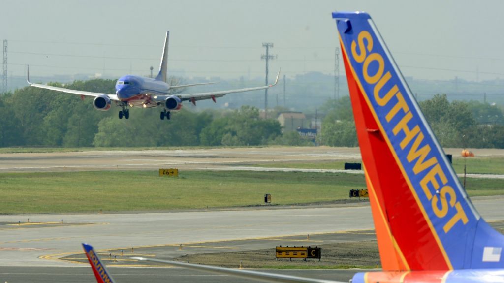  Video: SouthWest Airlines realiza en Dallas un nuevo aterrizaje de emergencia 