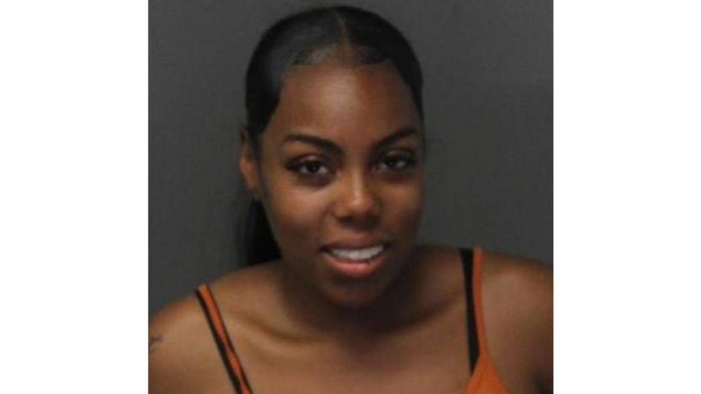  Empleada furiosa renuncia y apu&ntilde;ala a compa&ntilde;era con un bol&iacute;grafo 