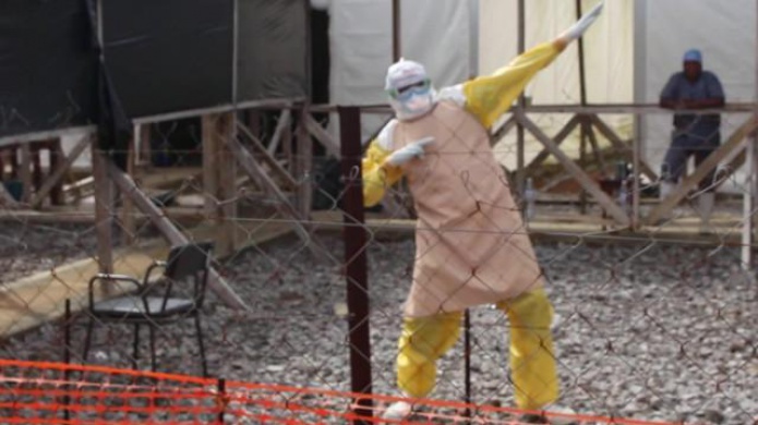 Doctores bailan para celebrar el fin del Ã©bola en Sierra Leona
