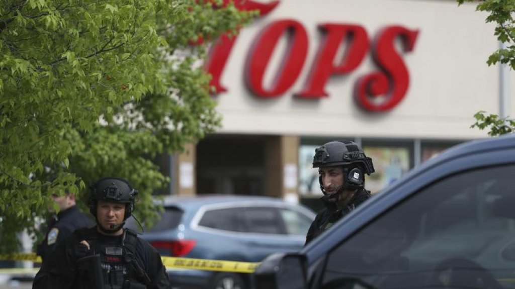  Al menos 10 muertos en tiroteo masivo en supermercado de Buffalo 