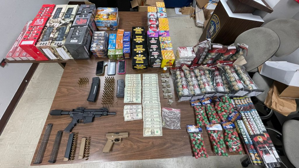  Agentes decomisan armas, drogas y gran cantidad de pirotecnia en allanamiento en Naranjito 