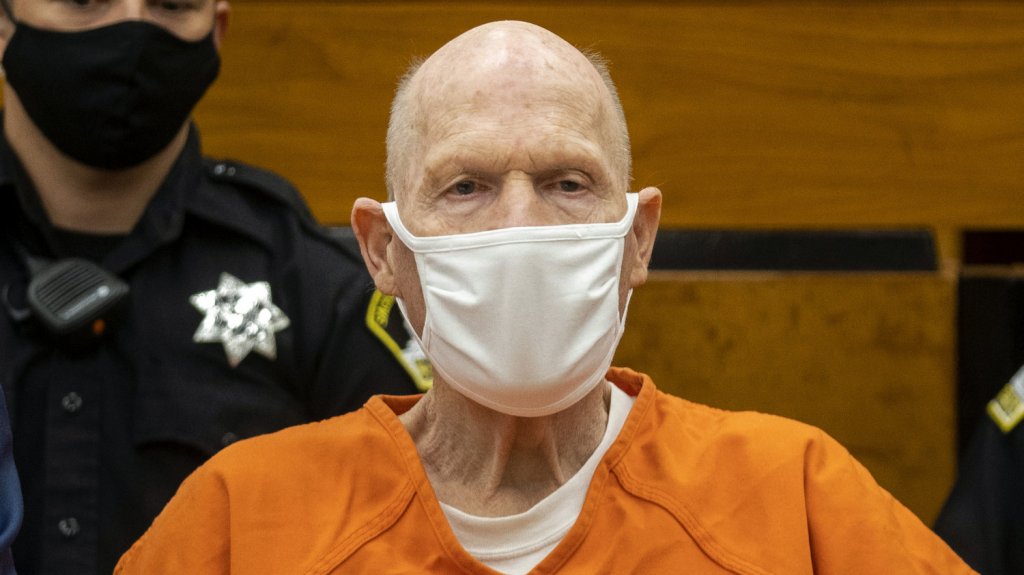  Condenan a cadena perpetua al expolicía, asesino y violador serial “Golden State Killer“ 