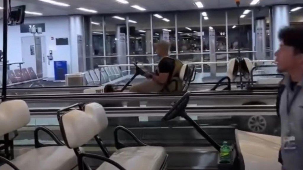  Video: Un pasajero “Borracho” en aeropuerto de Nueva York, robo un carrito de Golf y vea lo que paso 