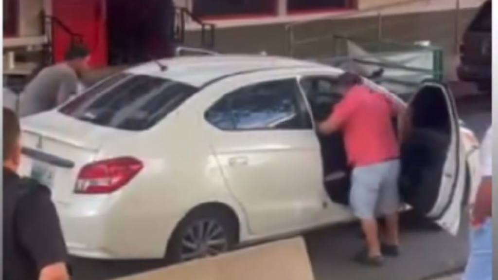  En video momento en que un pasajero de veh&iacute;culo en la placita de Santurce pierde el control 