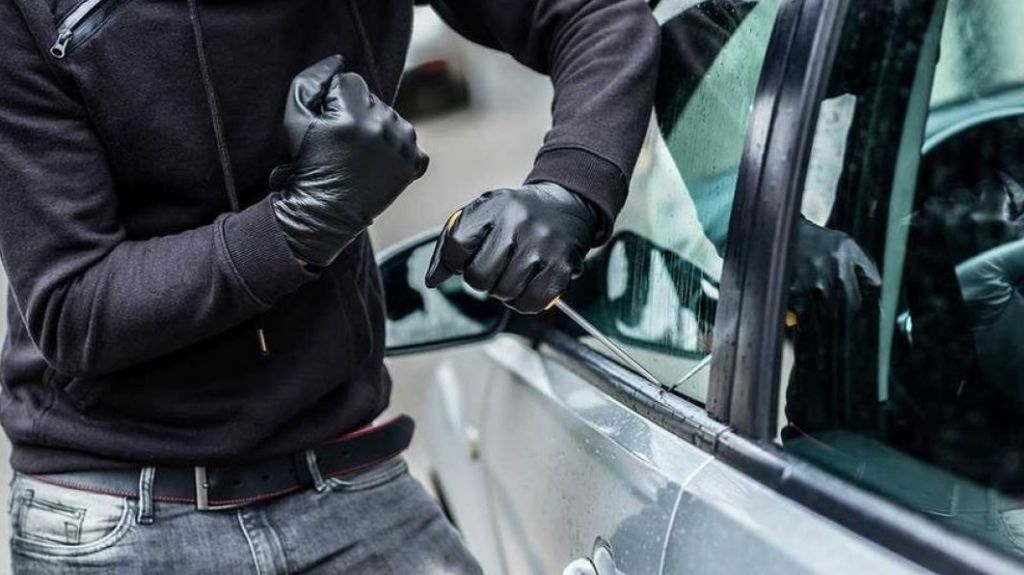 Investigan hurto de autom&oacute;vil frente a residencia en Carolina 