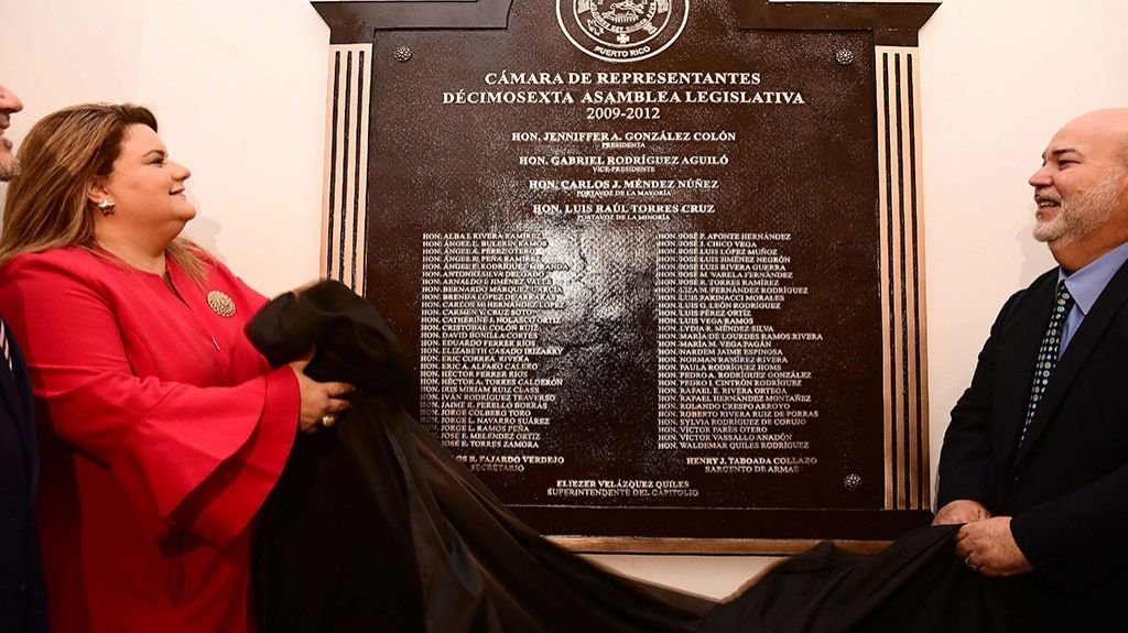  Develan tarja conmemorativa de la presidencia de Jenniffer Gonz&aacute;lez 