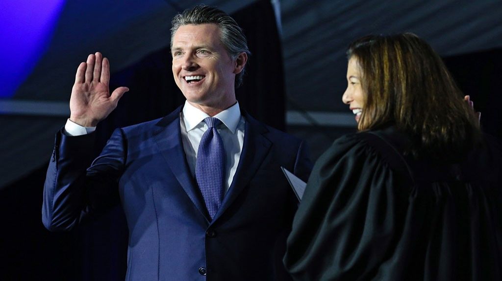  Nuevo gobernador de California dice que el estado seguir&aacute; enfrentando a Trump 