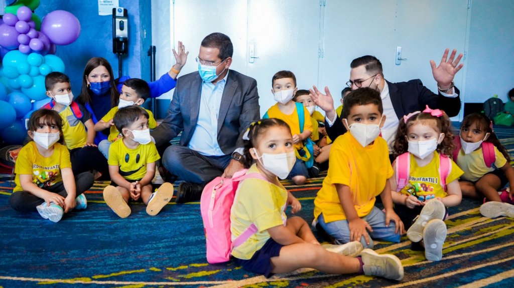  Gobernador anuncia hasta 800 d&oacute;lares de aumento para maestros en centros de cuido 