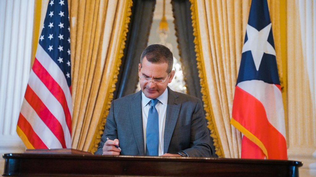  Gobernador Pierluisiconvierte en ley proyecto que capacita personal del DSPparael manejo de crisis depersonas con autismo 