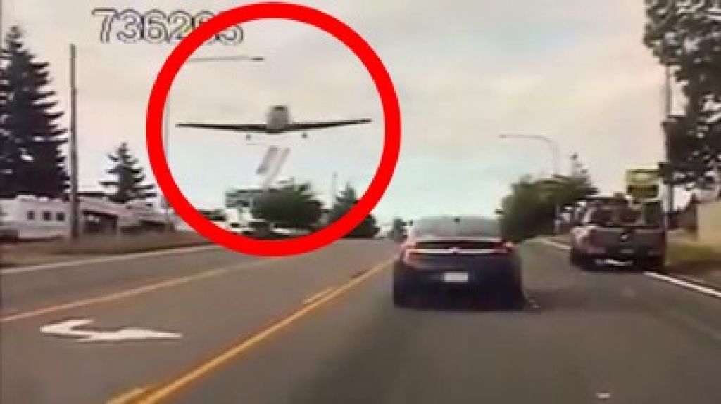  Video: Piloto hace aterrizaje de emergencia en una concurrida carretera de Washington 