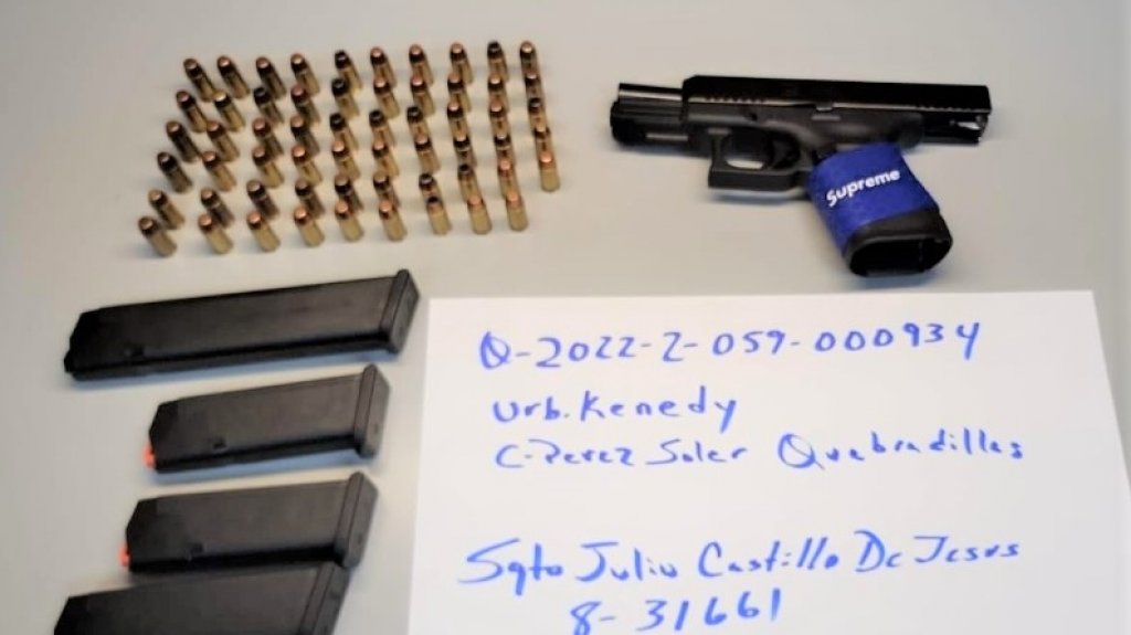  Arrestan a joven que exhib&iacute;a una pistola frente a una escuela en Quebradillas 