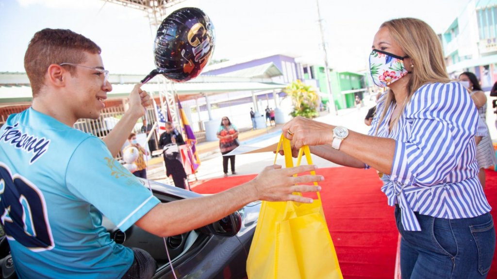  Alcaldesa de Can&oacute;vanas otorga de una asignaci&oacute;n federal $55,000 en incentivos a graduandos de escuela superior 