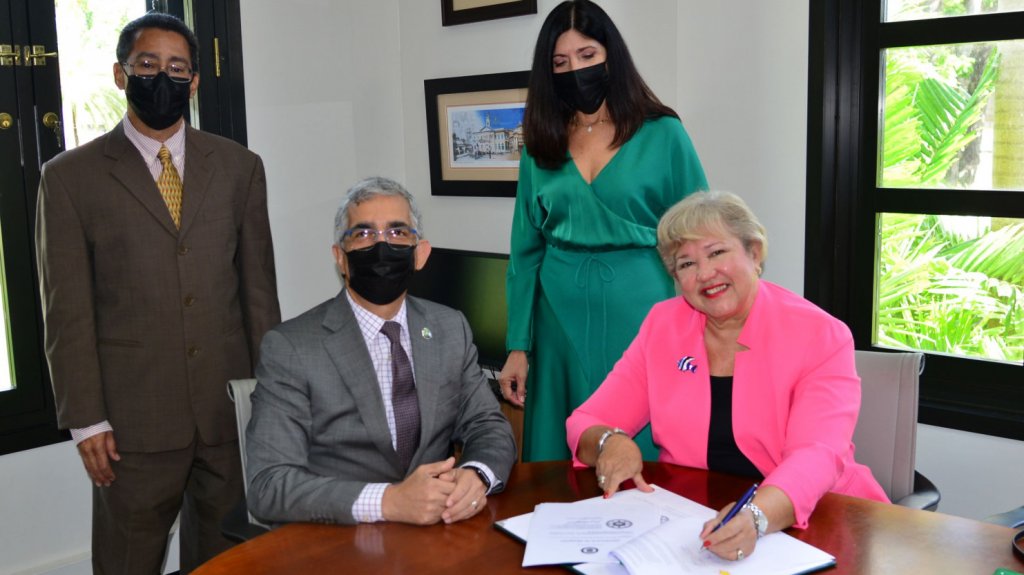  Profesora cede al RUM su acervo personal valorado en m&aacute;s de un mill&oacute;n de d&oacute;lares y crea beca para estudiantes 