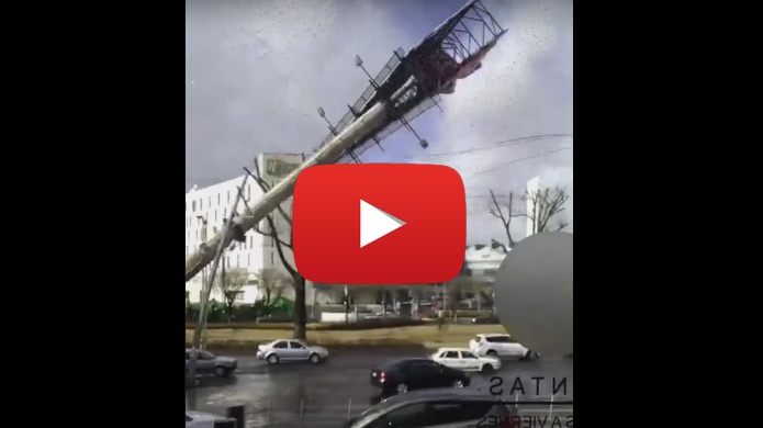 Video: Billboard gigante cae y aplasta dos autos
