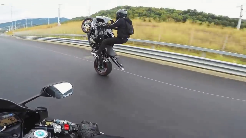 VIDEO: Bloguera graba su propio y aparatoso accidente de motora mientras conduce a 180 kil&oacute;metros por hora 