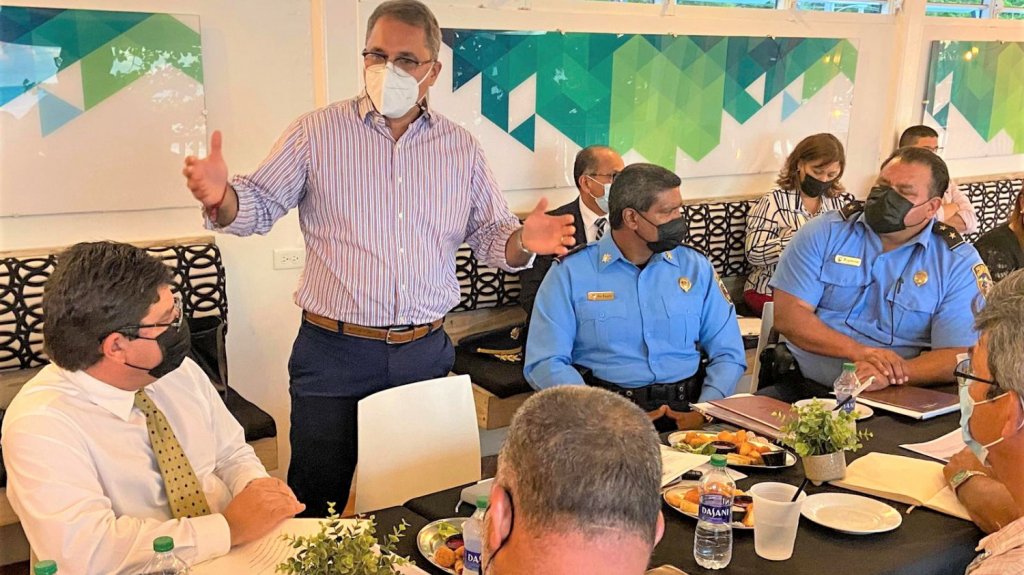  Aponte Dalmau re&uacute;ne a agencias de gobierno para trabajar plan de seguridad en los kioscos de Luquillo 