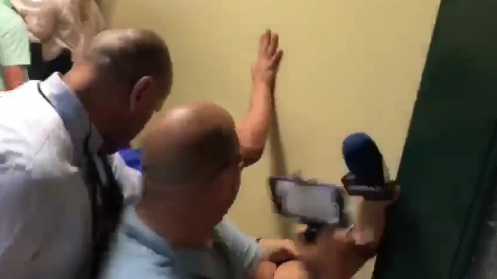  Video: Enfrentamiento entre escolta de Ricky Rosell&oacute; y un periodista 