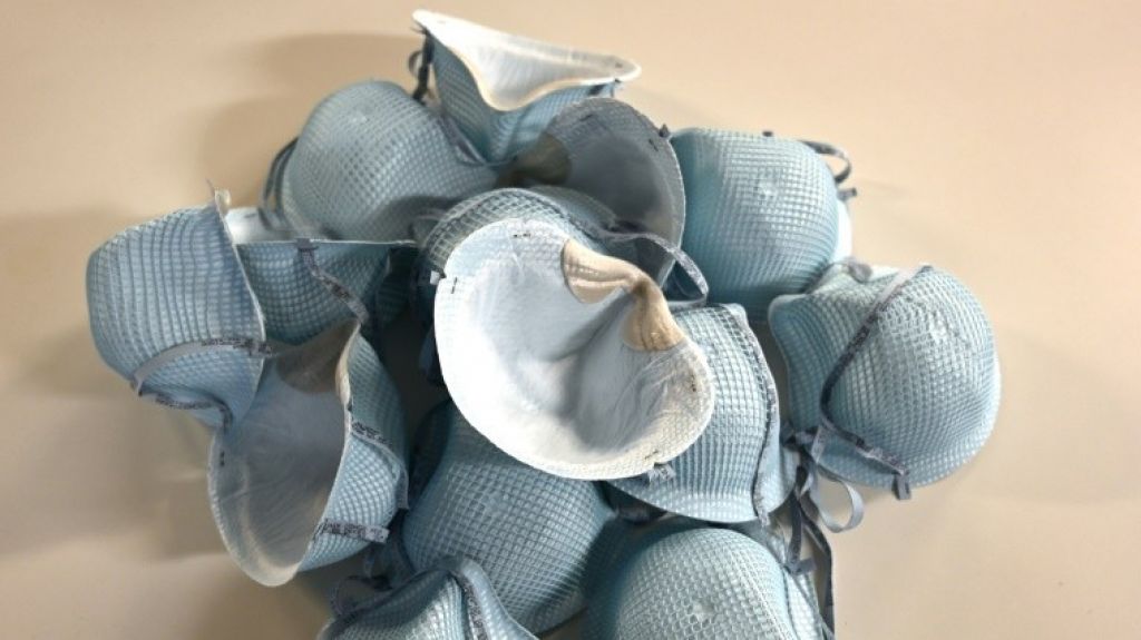  Un pol&iacute;tico japon&eacute;s se disculpa por haber subastado mascarillas por internet 