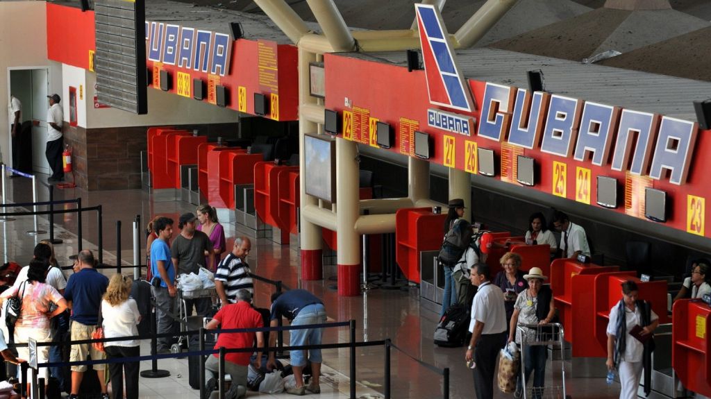  El Gobierno eval&uacute;a acabar con algunas categor&iacute;as que permiten viajar a Cuba 