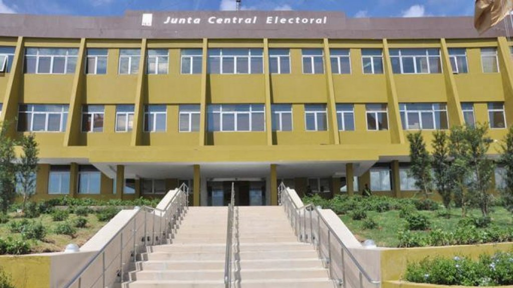  Juez se inhibe de conocer audiencia en contra de empleada de la JCE acusada de sustraer más de RD$333 mil 