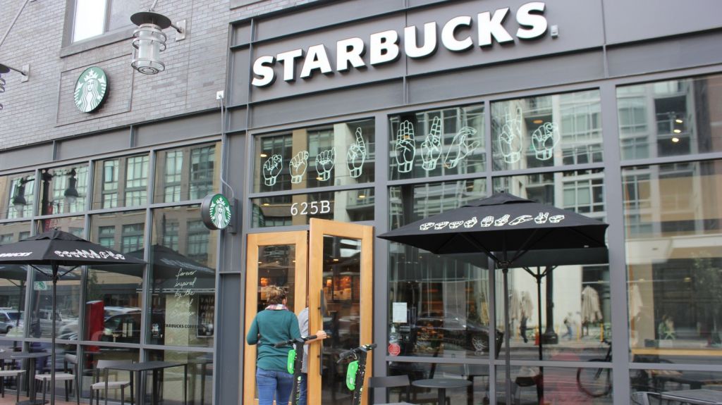  La comunidad sorda sonr&iacute;e con el primer Starbucks en EE.UU. dedicado a ellos 