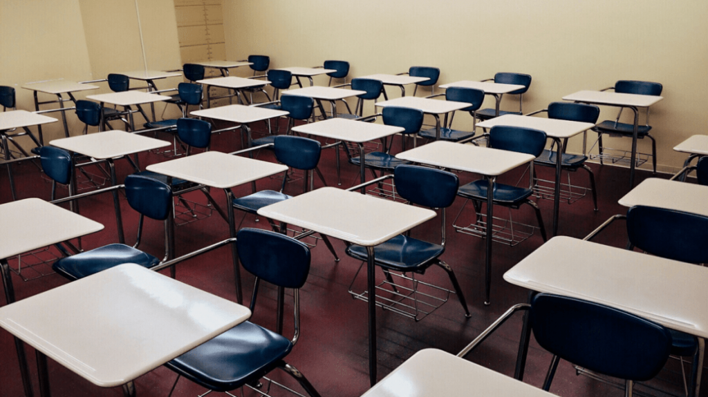  Manifestaci&oacute;n en escuela de Utuado por falta de maestros 