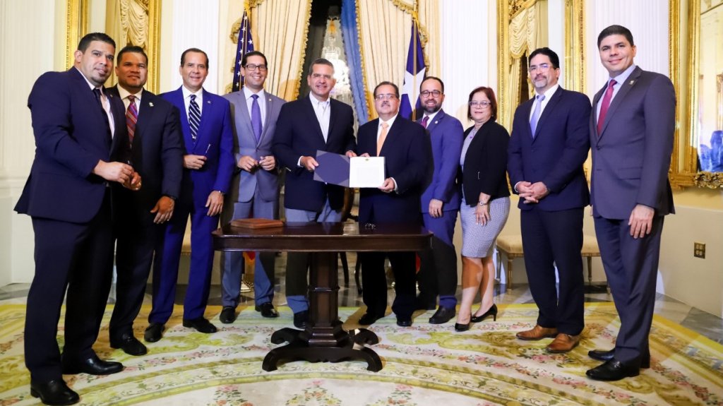  Gobernador convierte en ley reestructuraci&oacute;n de la deuda p&uacute;blica 