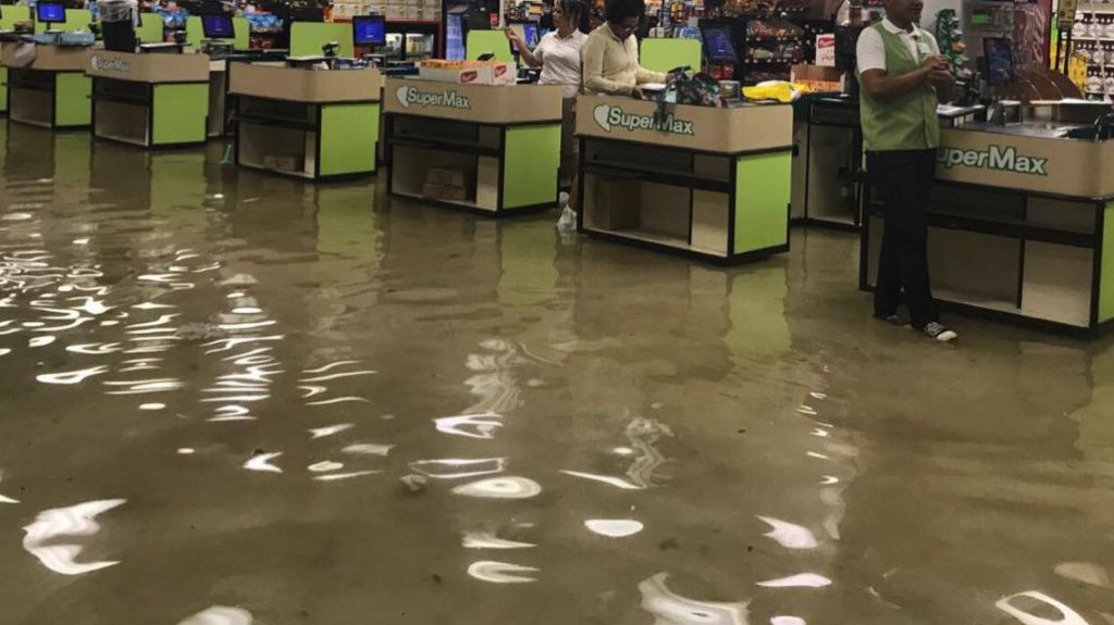 Video: Se inunda supermercado de Santurce por fuertes lluvias 