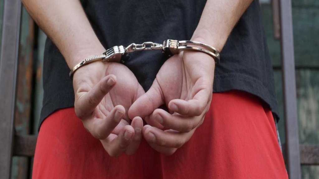  Arrestan a hombre que agredi&oacute; a su pareja, le quem&oacute; el carro y se llev&oacute; a su beb&eacute; de cuatro meses en Coamo 