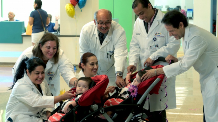 Salen del hospital siamesas que fueron separadas en Texas
