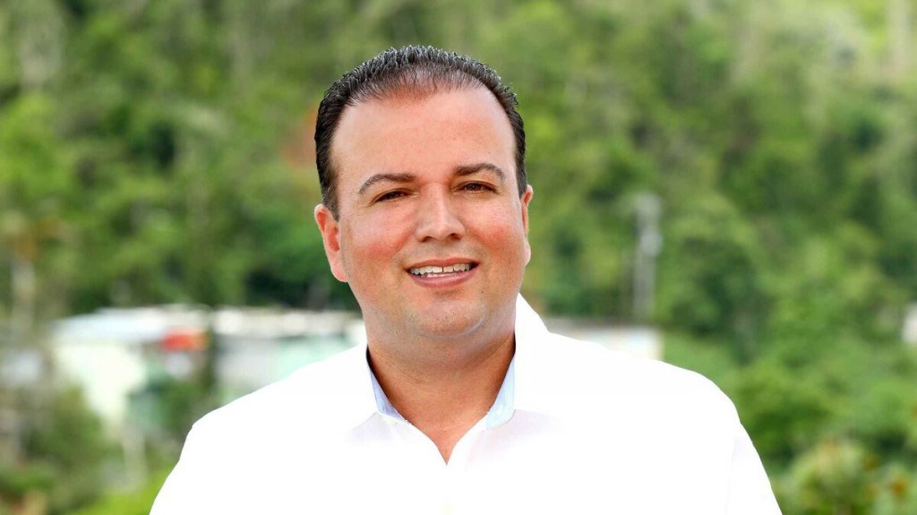  Juramenta Elliot Col&oacute;n Blanco como alcalde de Barranquitas 