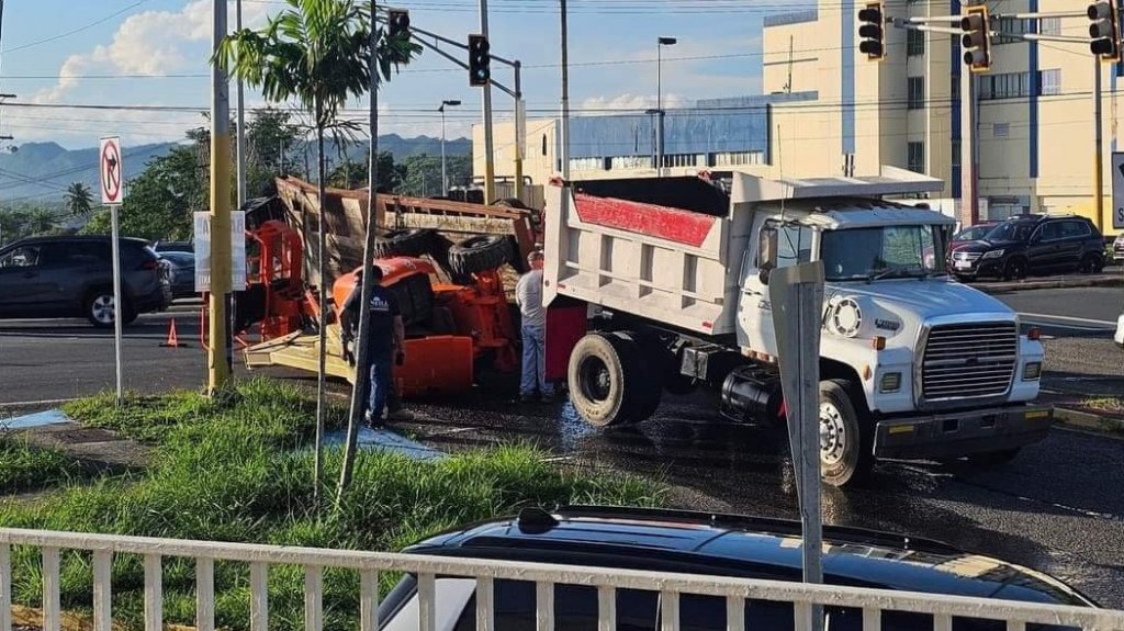  Cami&oacute;n con arrastre volcado en Arecibo 