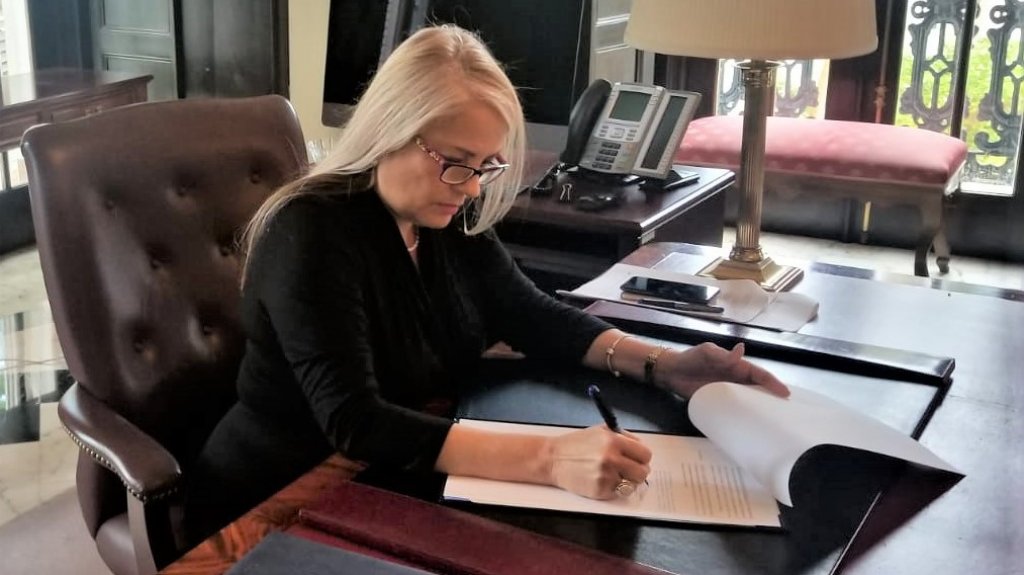  Gobernadora firma ley que incluye en la Telemedicina m&aacute;s profesionales de la salud 